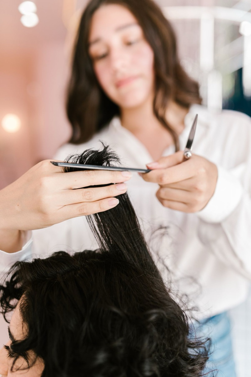 Pauly Sanchez trabajando el cabello de una clienta a domicilio