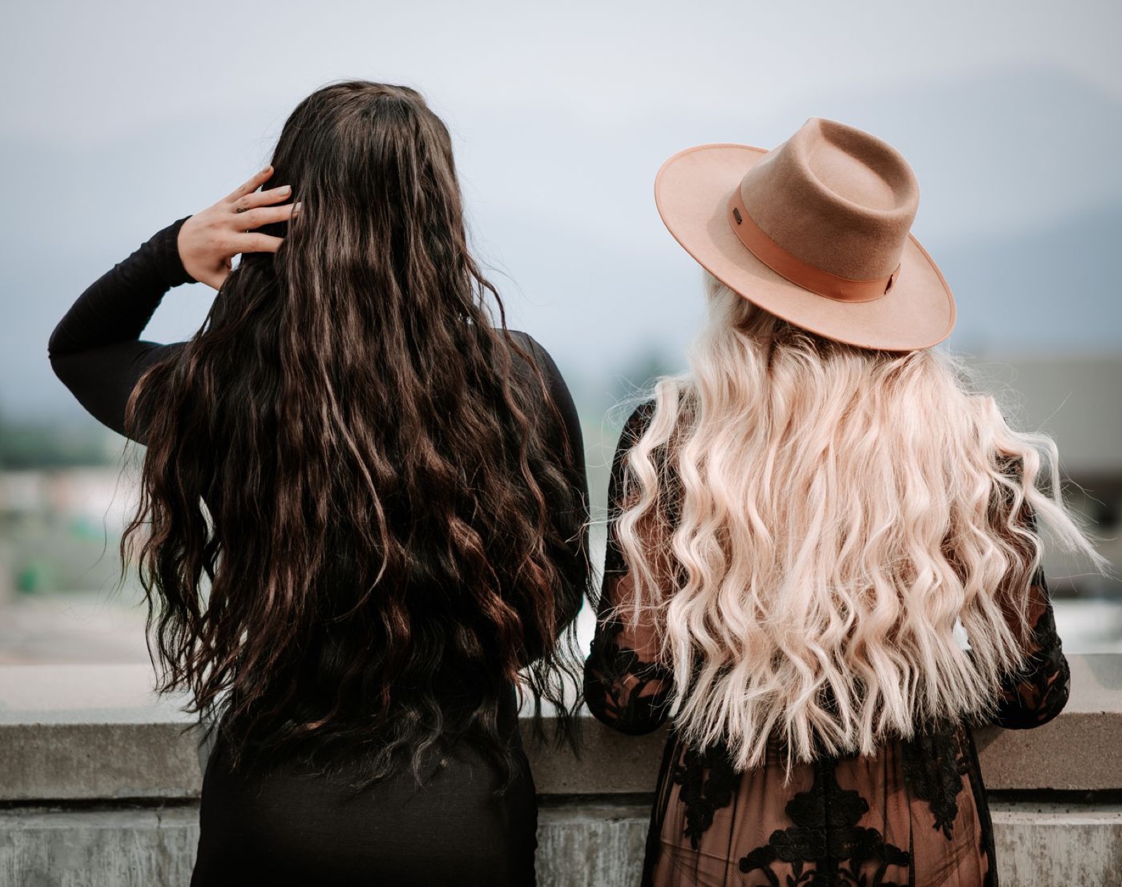 Contraste entre melena oscura y balayage rubio — tipos de balayage