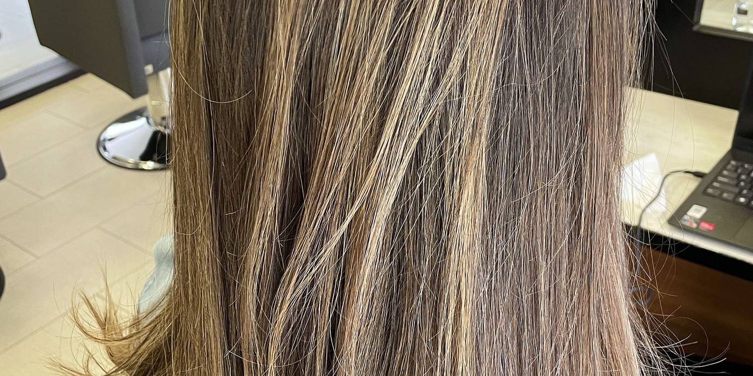 Contraste entre melena oscura y balayage rubio, antes y después de un balayage en Quito
