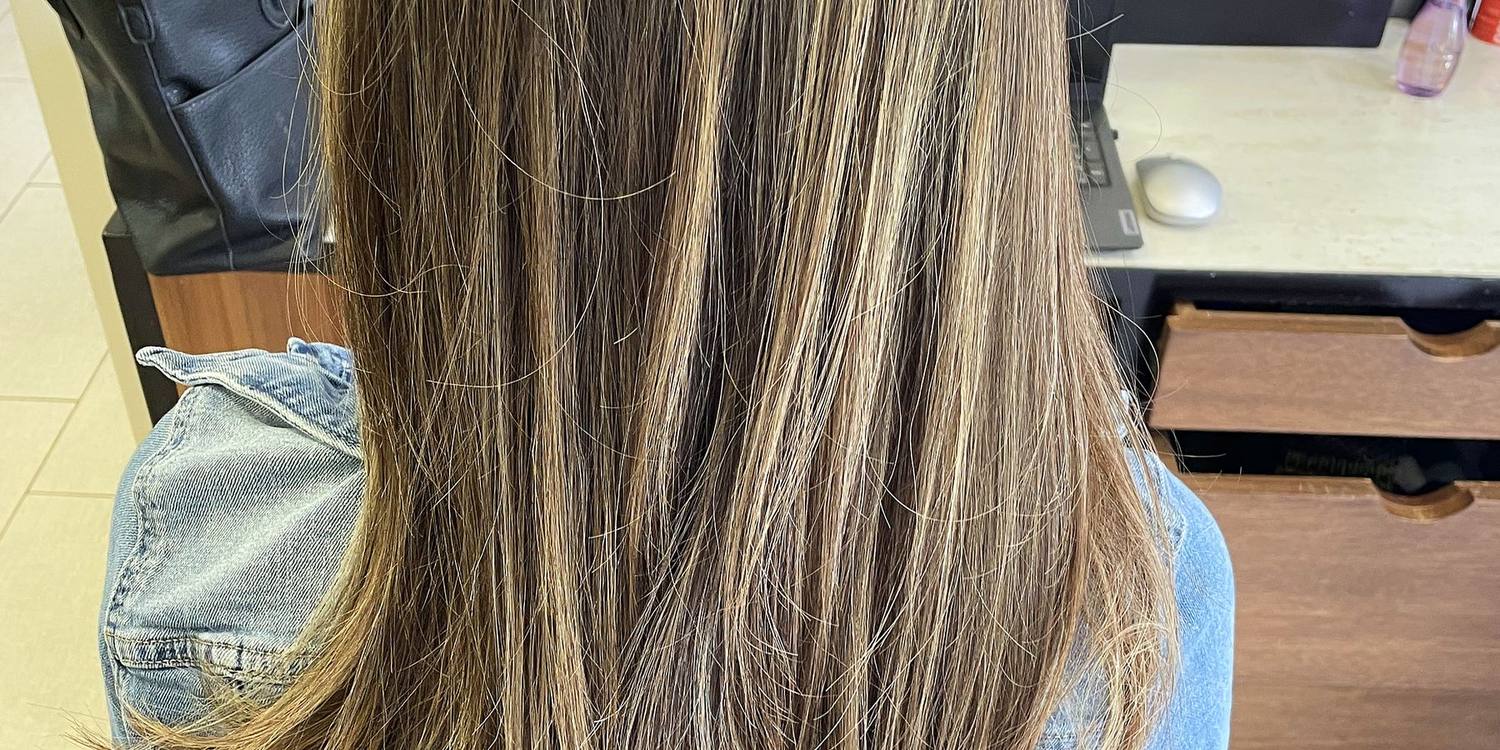 Rizos oscuros sanos y con brillo, resultado de un botox capilar en Quito