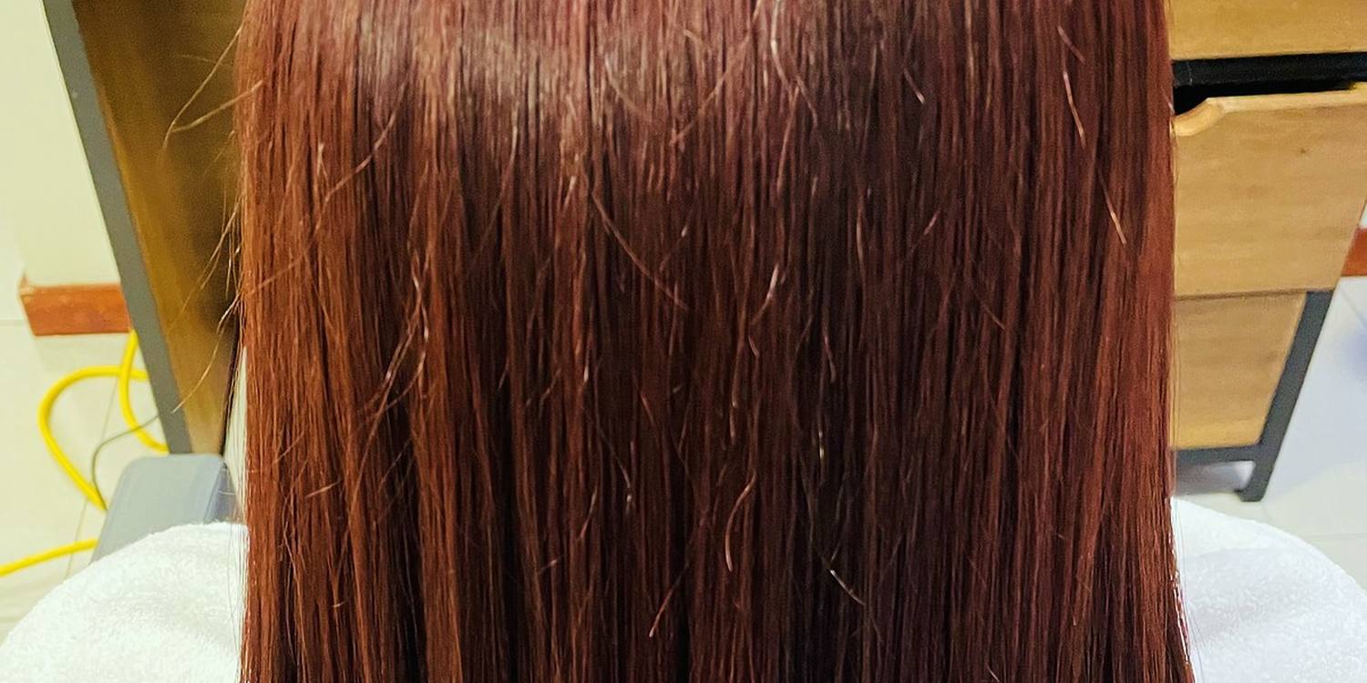 Melena larga y lisa en tono rojo caoba con brillo, coloración a domicilio en Quito