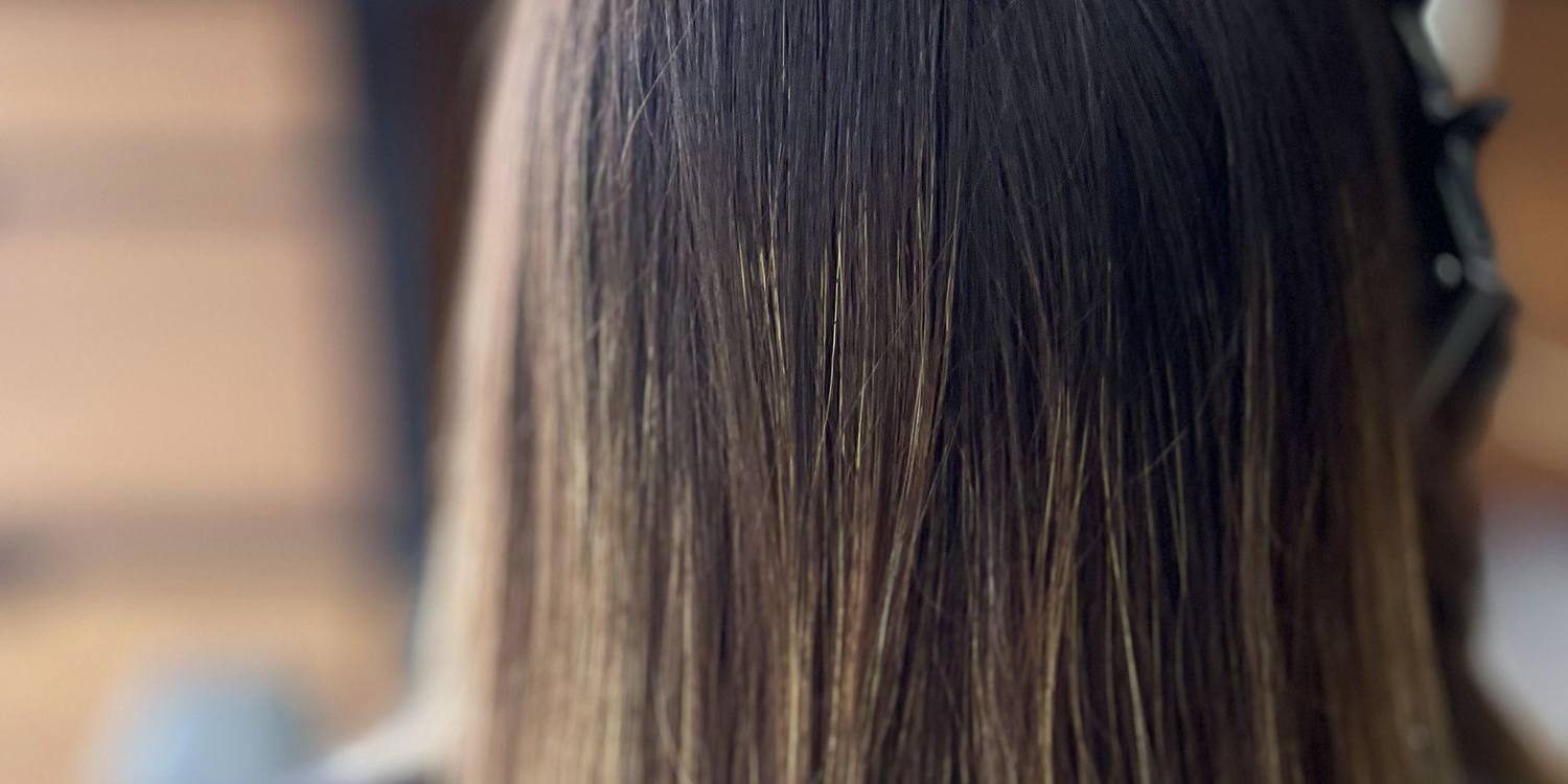 Cabello castaño en tono chocolate con brillo, coloración a domicilio en Quito