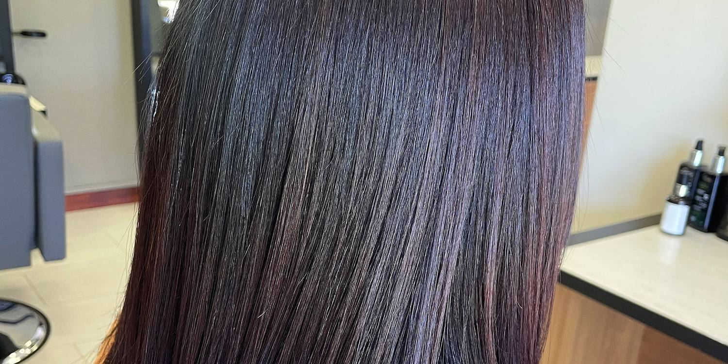 Cabello liso y con brillo tras un tratamiento de keratina a domicilio en Quito