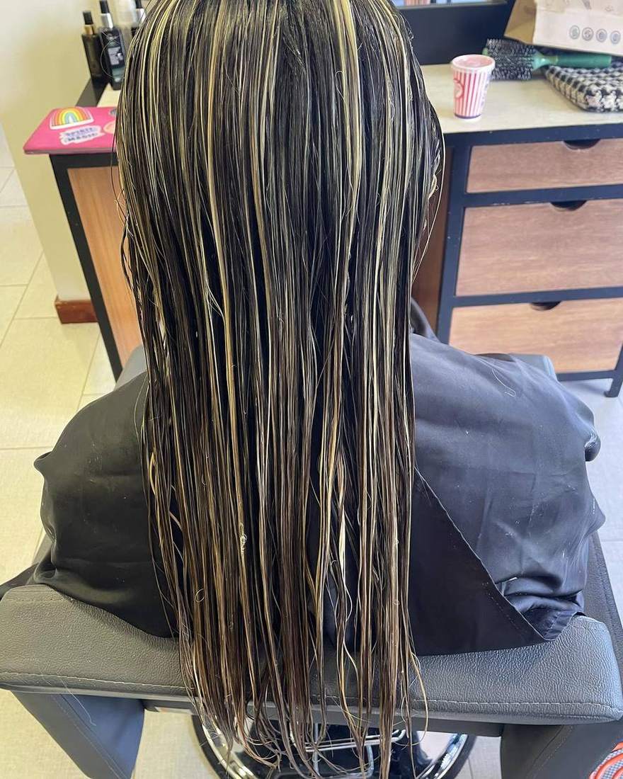 Colour applied strand by strand over a dark base, professional colouring in Quito
