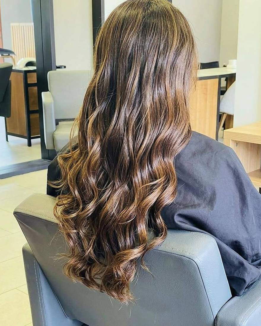 Balayage cobrizo con ondas largas, trabajo de Pauly Sánchez en Quito
