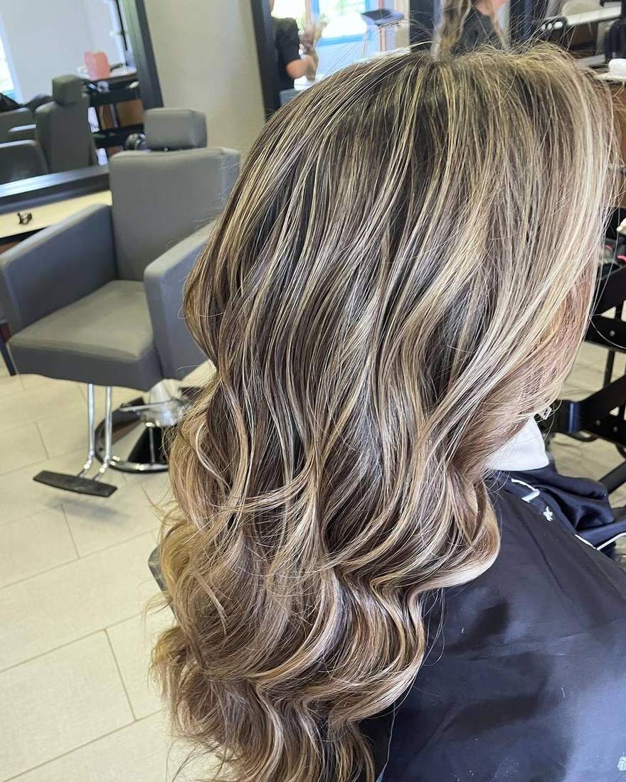Balayage sobre melena media con ondas marcadas, Quito