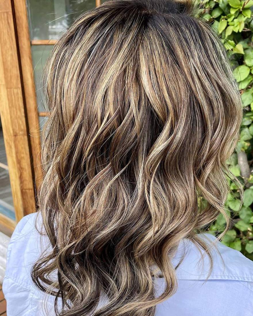Balayage rubio con ondas, barrido de raíz oscura a puntas claras, Quito
