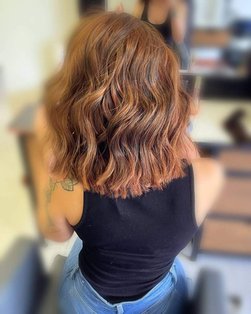 Bob cobrizo con ondas, coloración profesional en Quito