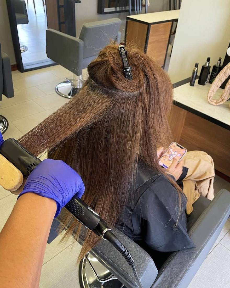 Sellado con plancha durante el botox capilar, Quito