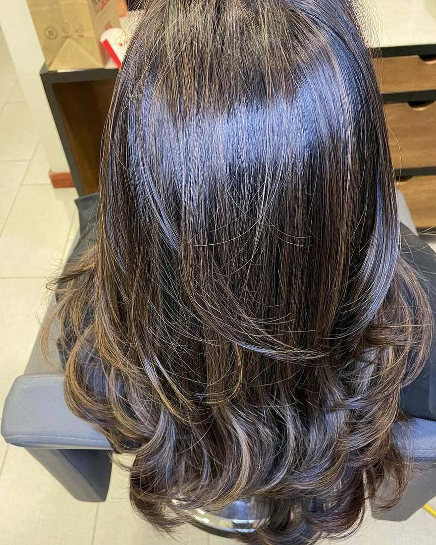Illuminated brown with waves and high shine, hair colouring in Quito