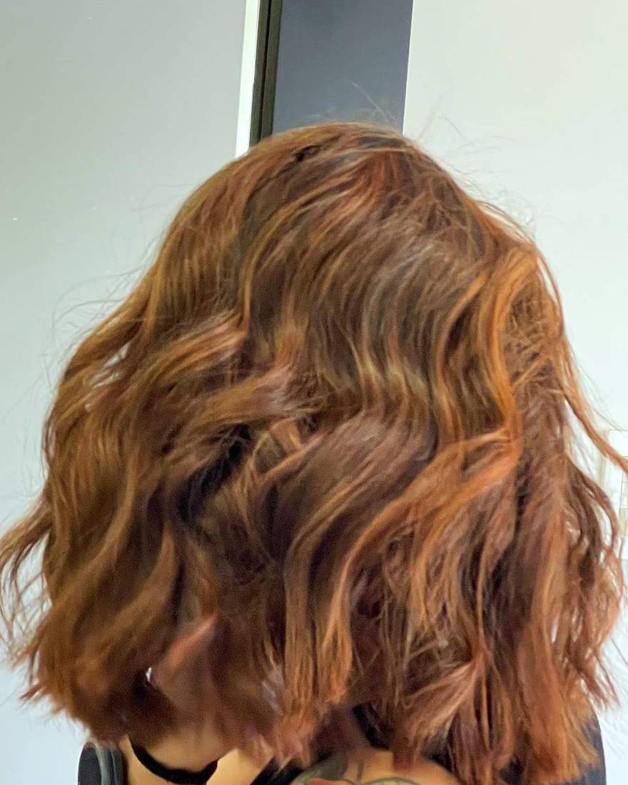 Copper with defined waves on a mid-length style, hair colouring in Quito