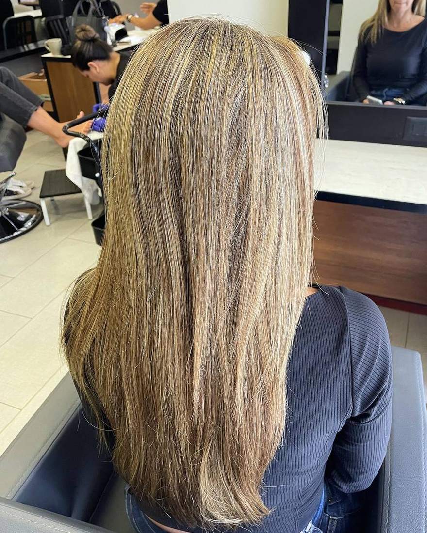Corte largo en capas sobre rubio iluminado, peluquería a domicilio en Quito