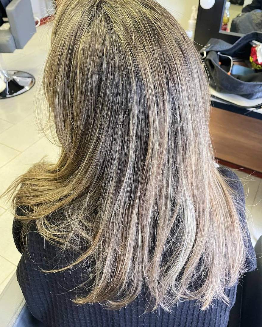 Media melena en capas sobre rubio ceniza, corte de cabello en Quito