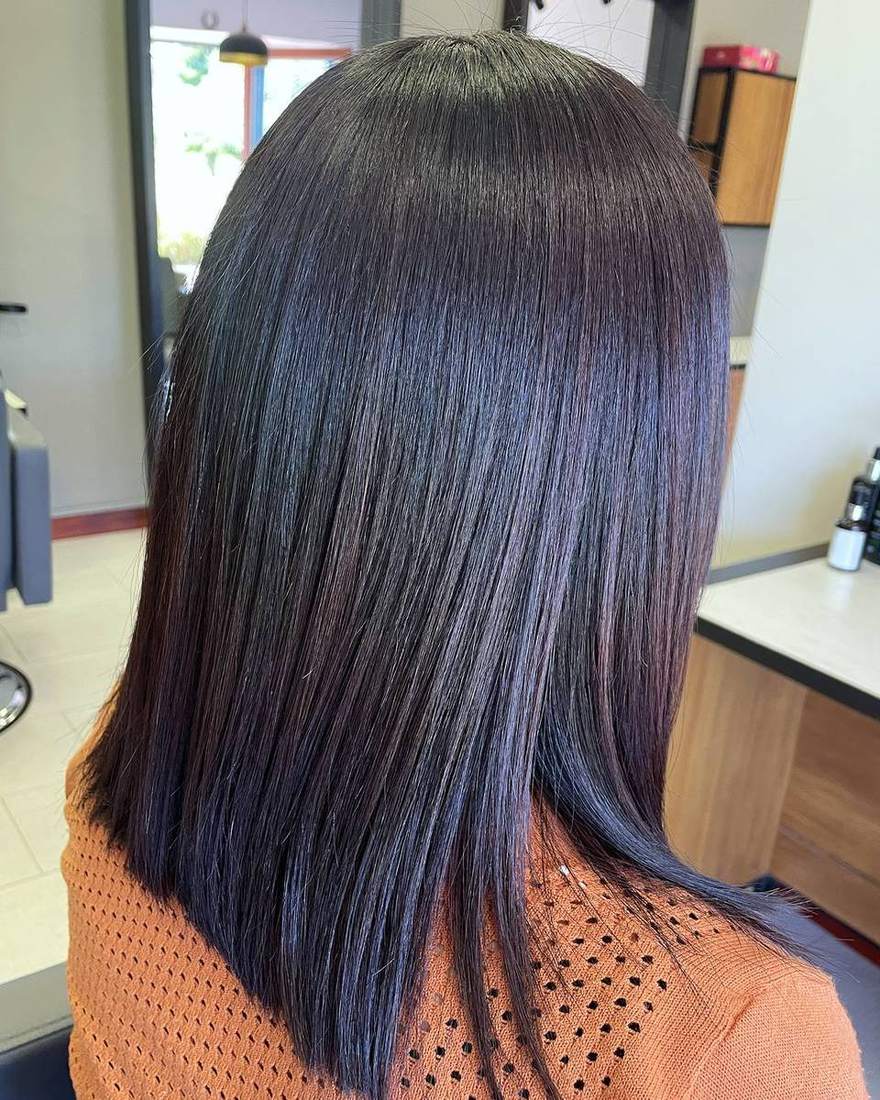 Cabello oscuro liso con brillo espejo tras un tratamiento de keratina en Quito