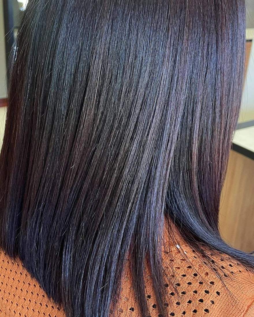 Después de la keratina: long bob oscuro liso con brillo espejo, Quito