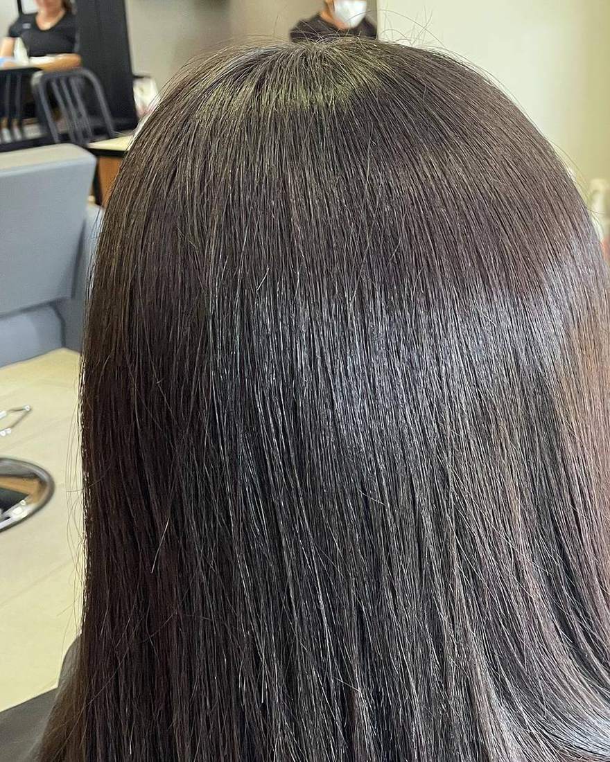 Long bob castaño oscuro con brillo espejo, color y corte en Quito