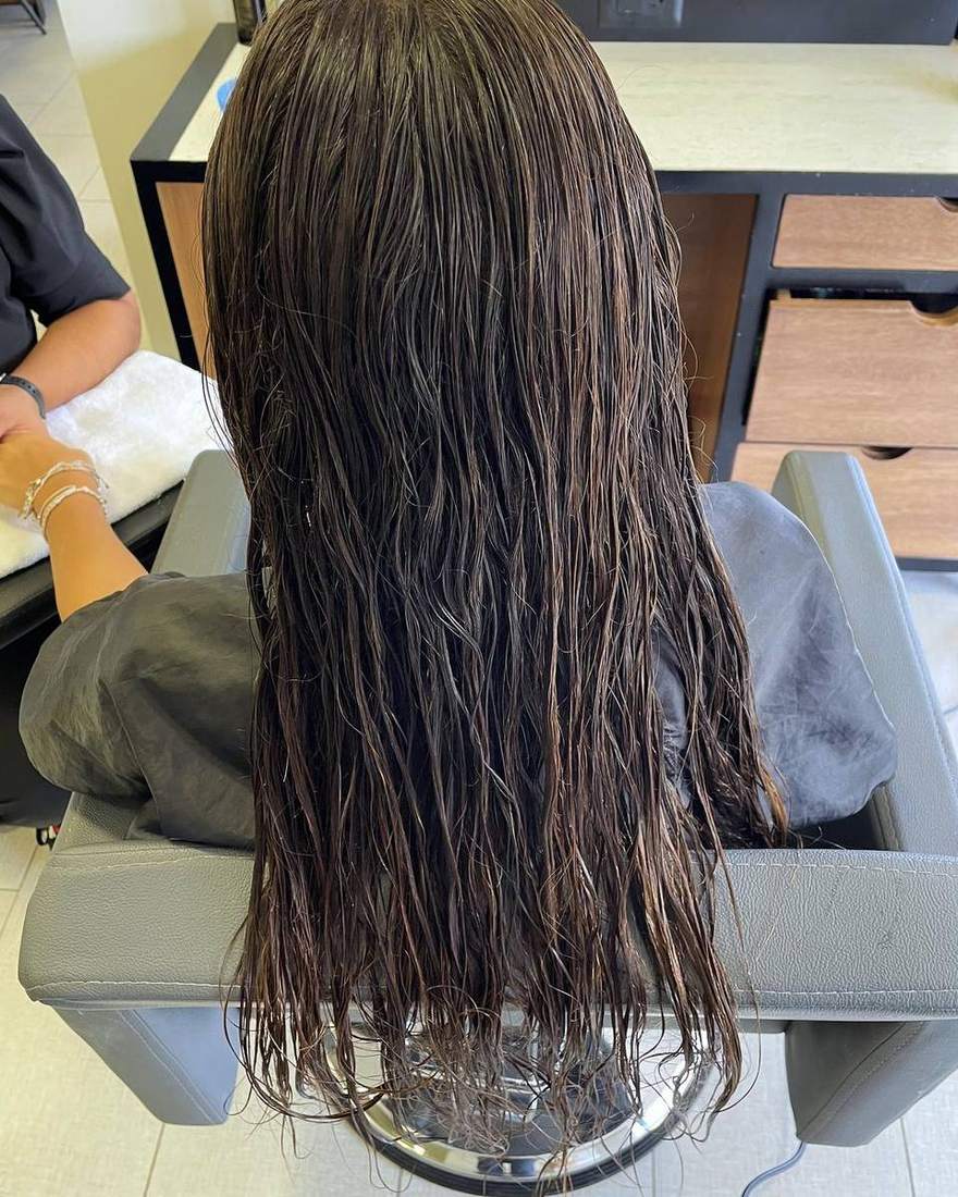 Tratamiento aplicado sobre cabello húmedo, proceso en Quito