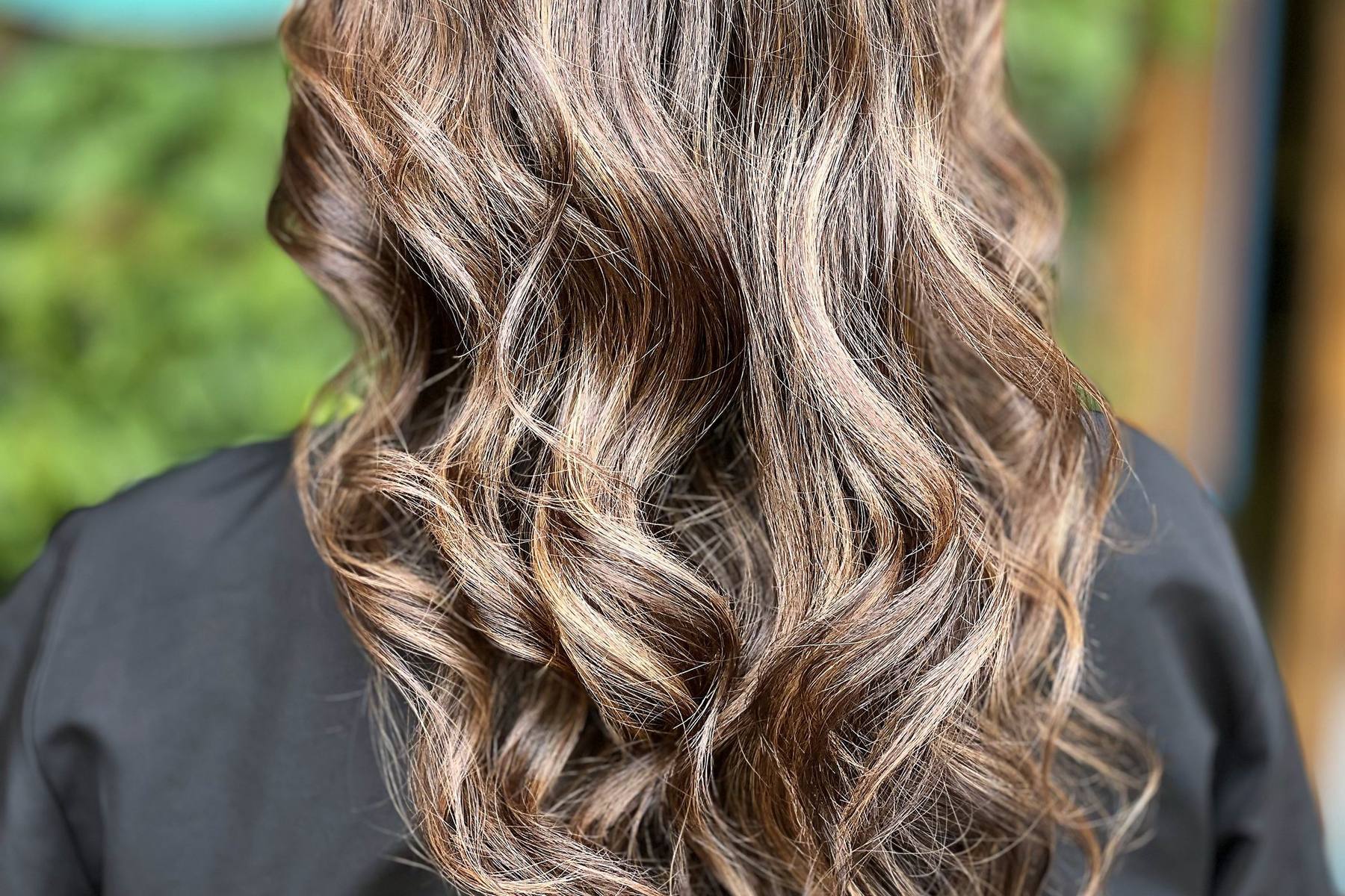Balayage con reflejos caramelo sobre ondas, trabajo de Pauly Sánchez, peluquería a domicilio en Quito